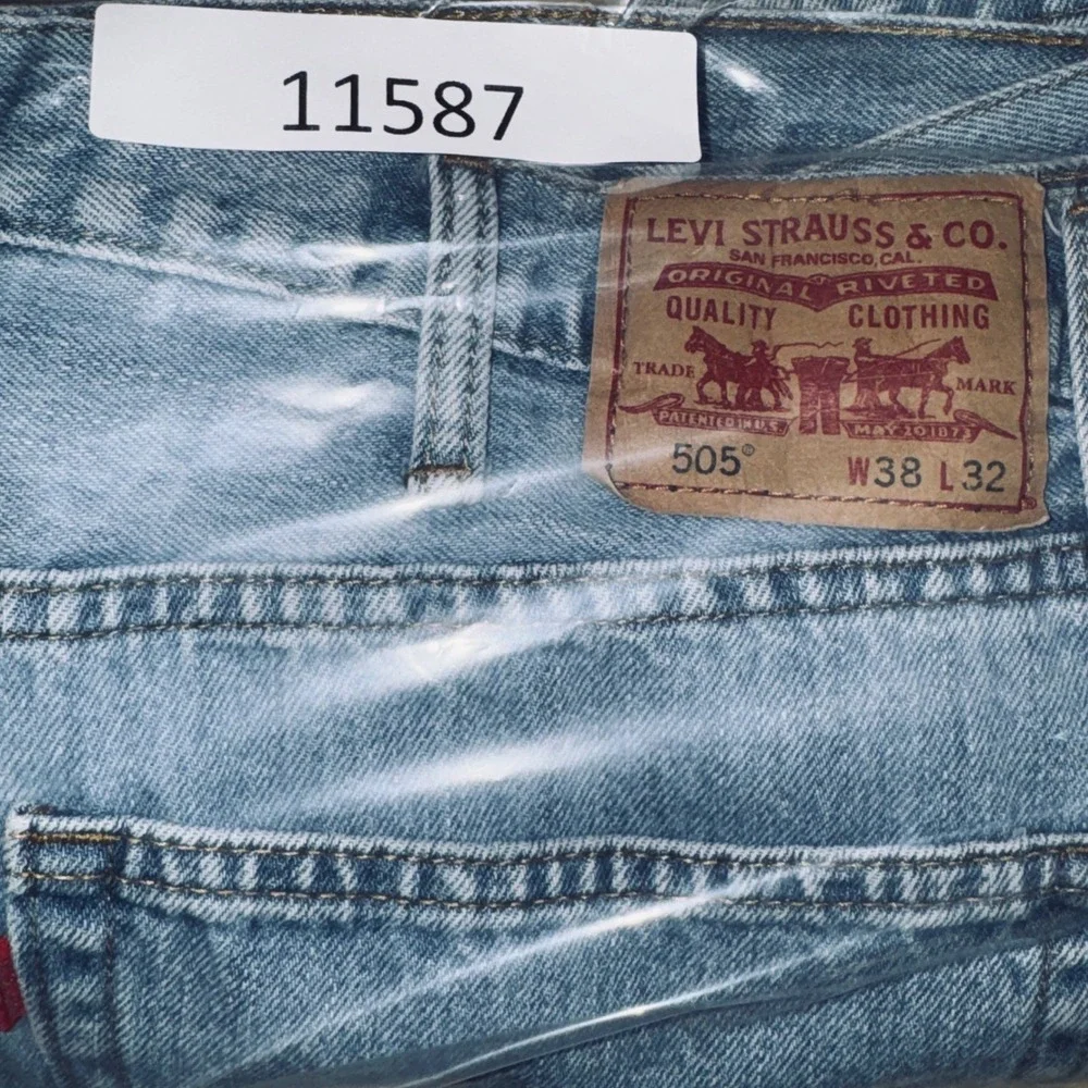 Levi's 505 Straight Fit Jeans Mens 38x32 Light Wash Blue Excellent Denim Cotton